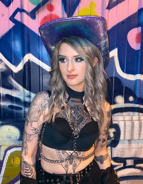 Mothica perfect model pic