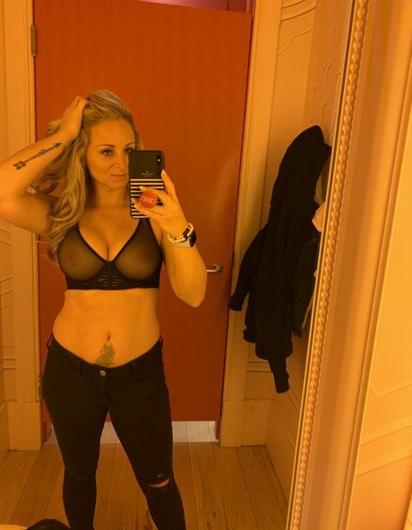 linzc model erotic photos