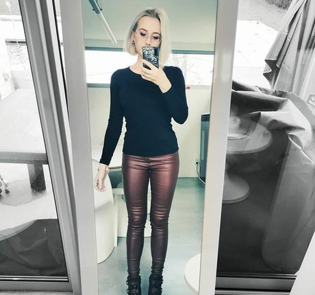 Methvespertine pretty pornstar image