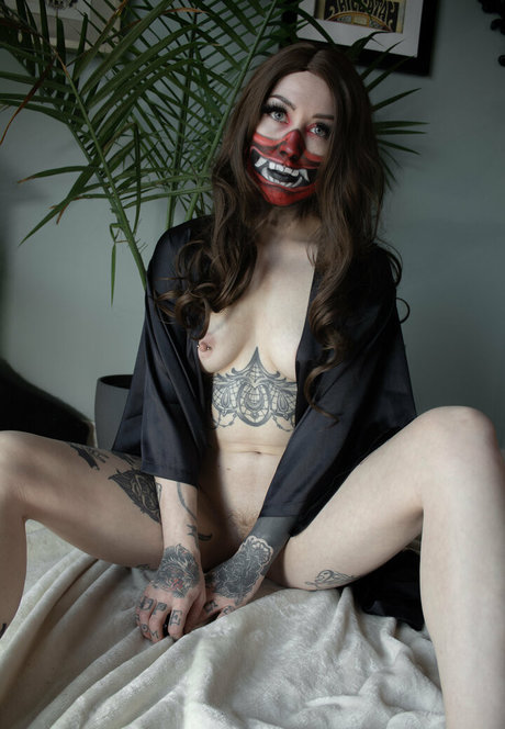 helloyelow model nude image