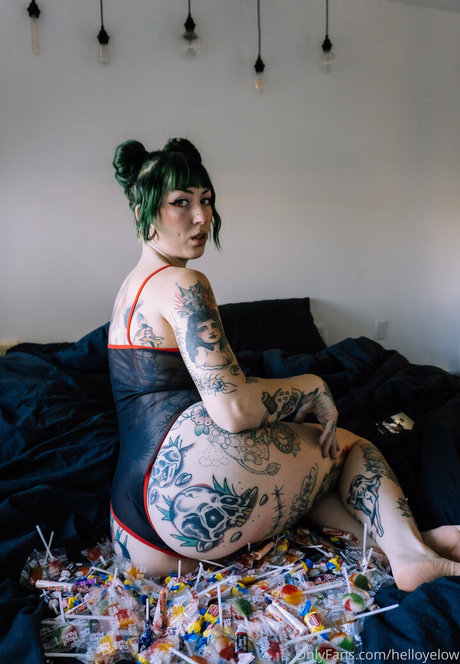 helloyelow adult model pic