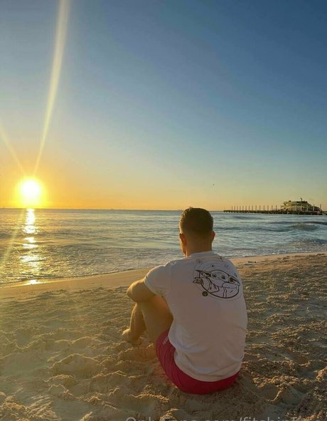 fitshinfree high quality model image