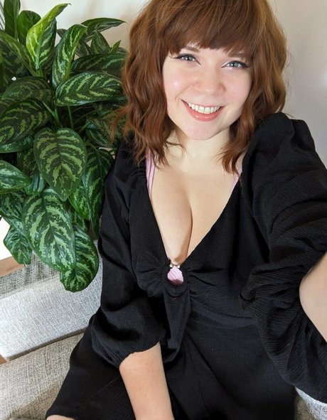 Naomioop hot model image