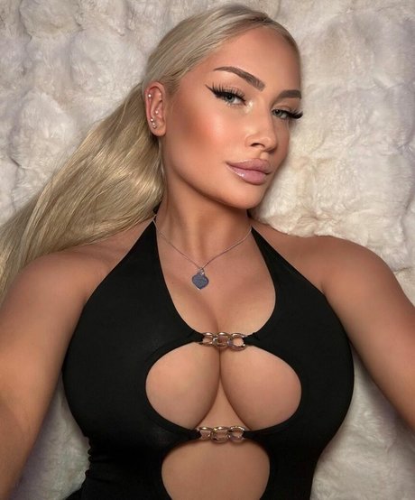 lu isaa beautiful pornstar image