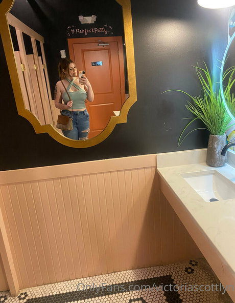 victoriascottlyn model nude picture