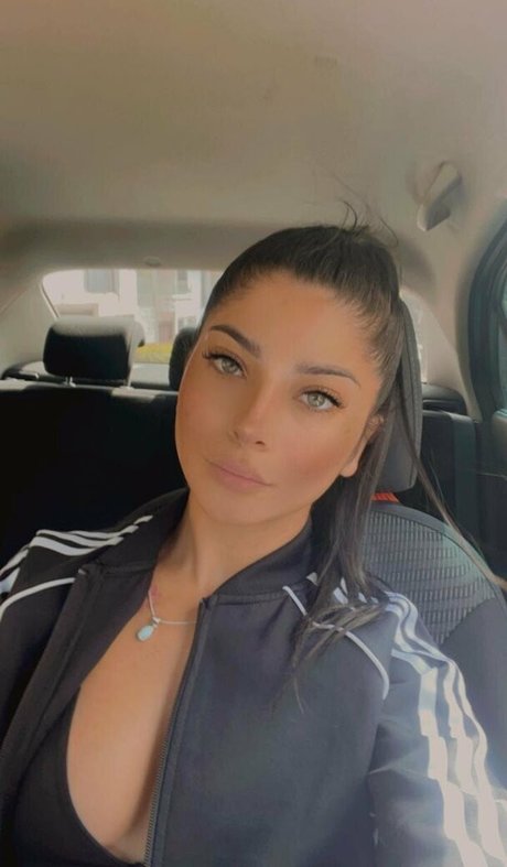 selenakyle69 nudes model pictures