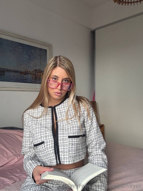 Georgiameyer hot model image