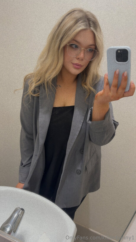 Goldensins naked model pictures