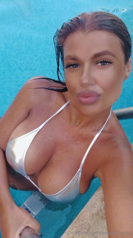 Naughtyvals naked model image