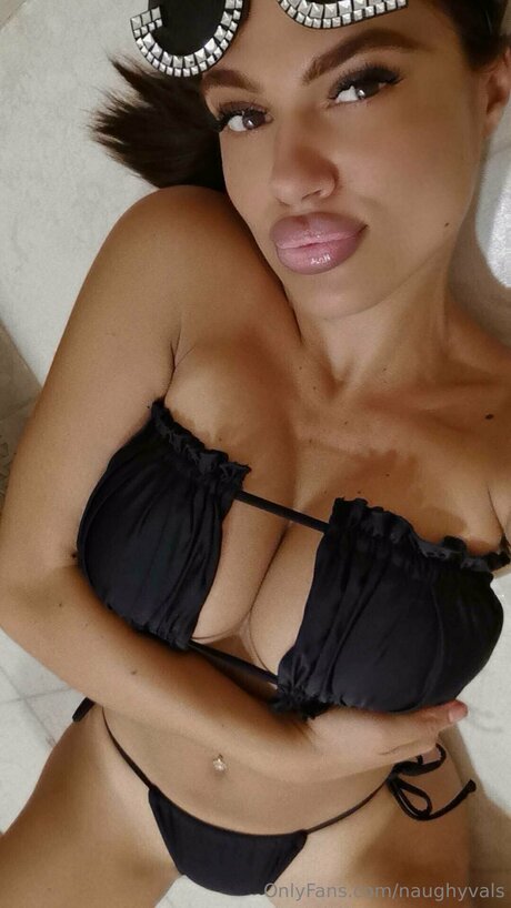 Naughtyvals nude model img
