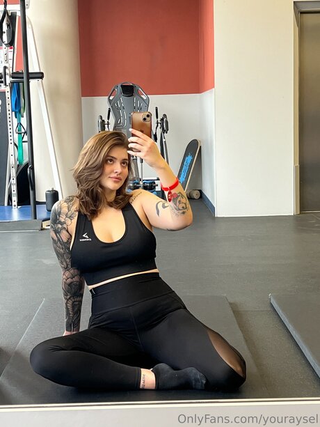 Youraysel model free photo