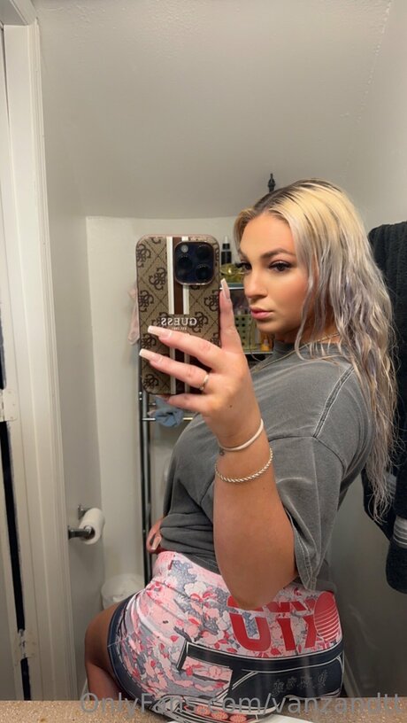 Vanzandtt hd actress pic