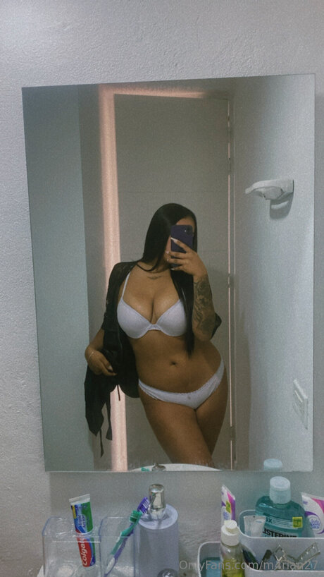 M4rian27 naked model image