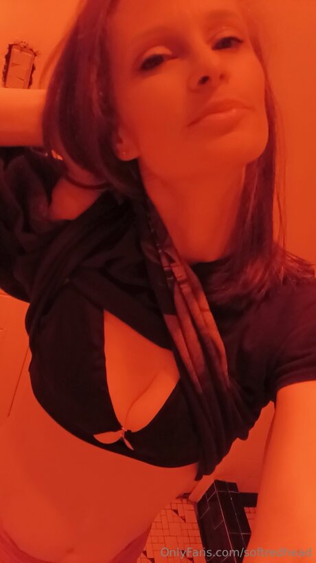 Softredhead hot star photo