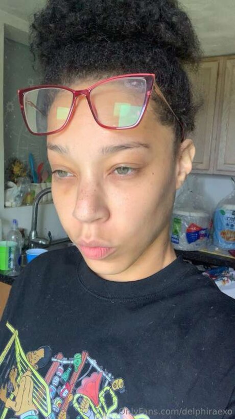 Delphiraexo exclusive model image