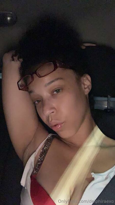 Delphiraexo model naked pictures