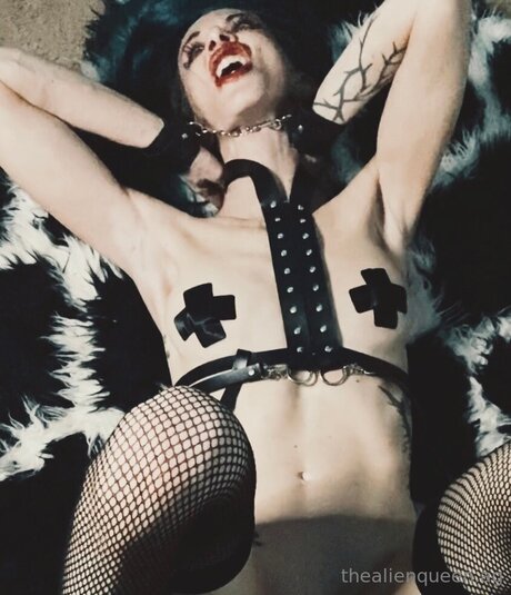 Aliengirlalt Free star top image