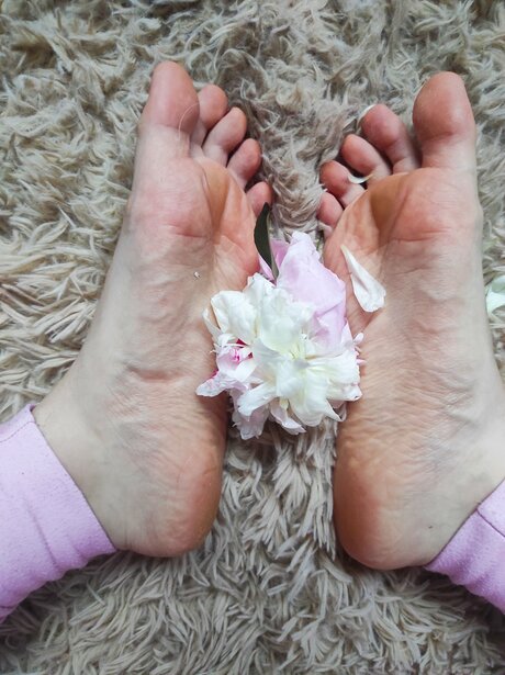 Goddessblondiefeet naked model img