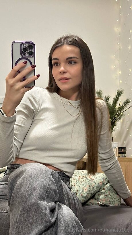 Bananaju1ce art actress picture