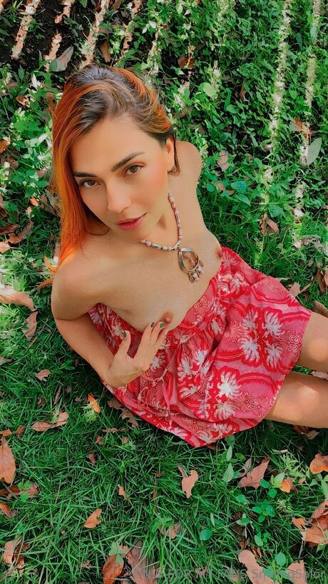 Smilingsalor nude model pic