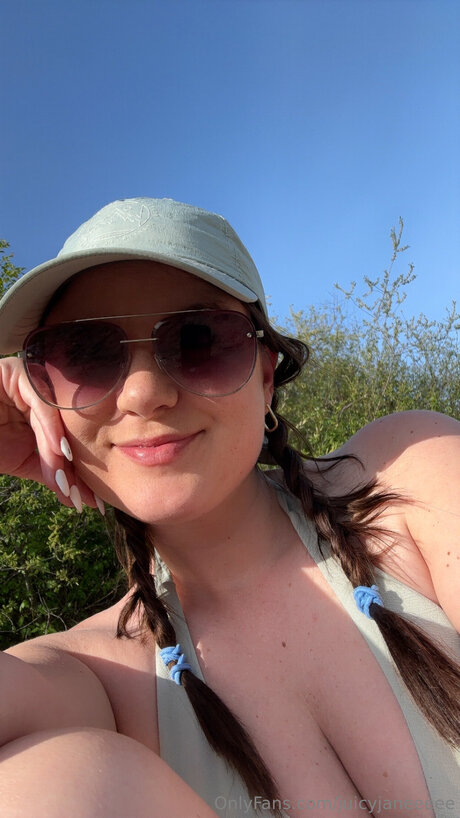 Juicyjaneeeee pornstar exclusive image