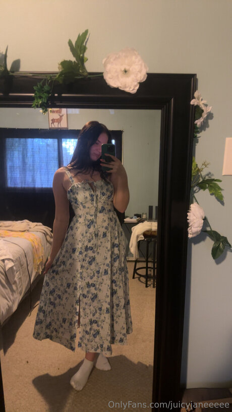 Juicyjaneeeee model nude pics