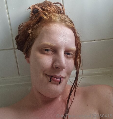 U434660415 star naked photo