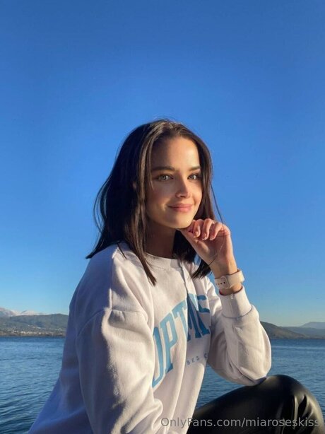 Miaroseskiss model hd images