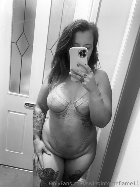 Swingintotheflame11 nude pornstar archive