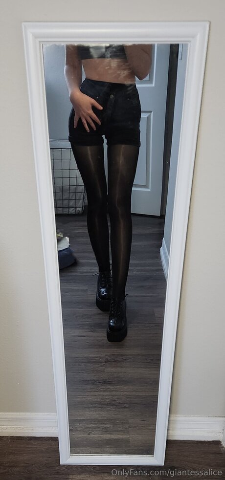 Giantessalice hot model photo