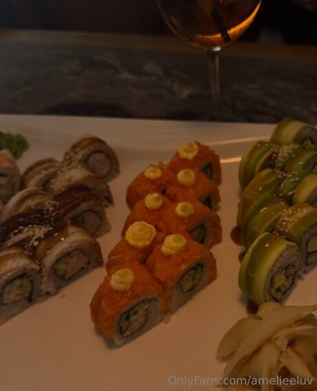 Amelieeluv sexy pornstar image