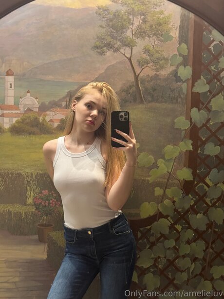 Amelieeluv pornstar nude picture