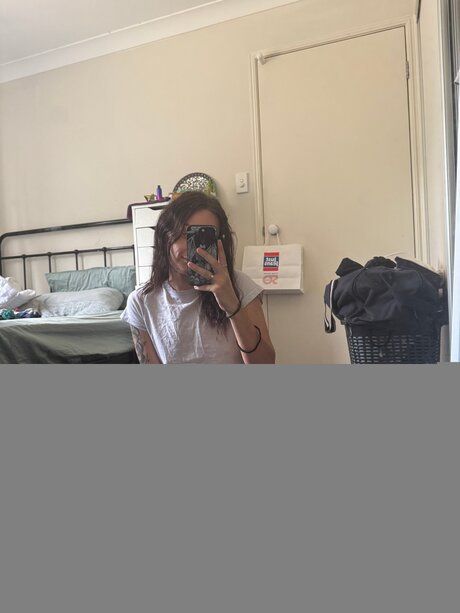 Avie Baby sexy actress pictures