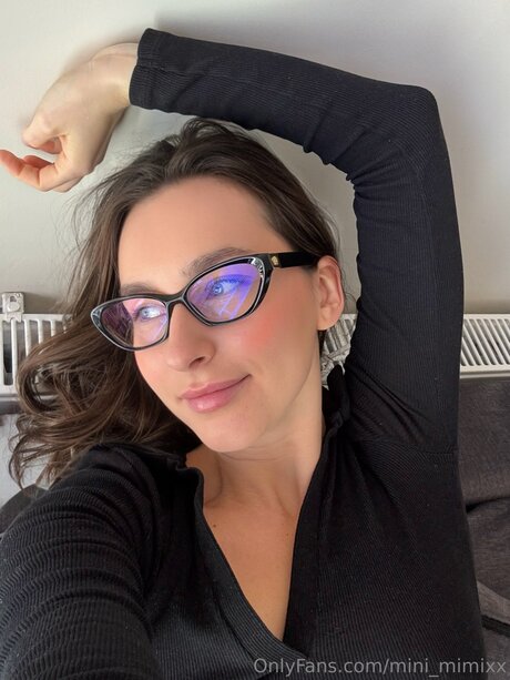 Mini Mimixx beautiful actress image