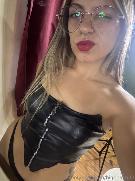 Bigpeach32 pornstar art image