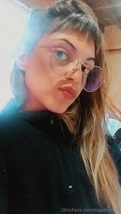 Bigpeach32 porn model pics