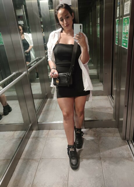 Amelia3107 pretty model image