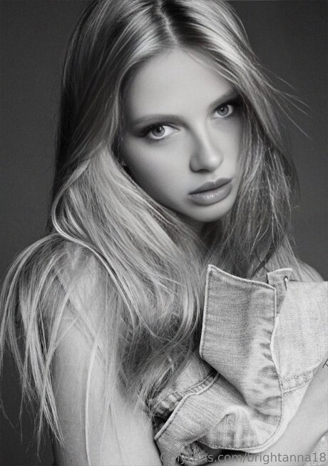 Brightanna18 pornstar erotic gallery