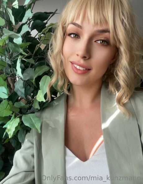 Mia Kunzmann model adult galleries