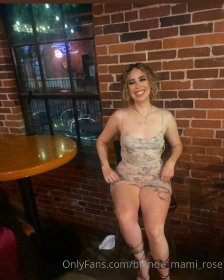 Blonde Mami Rose beautiful model images