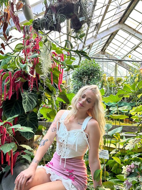 Lolalyy nude pornstar gallery