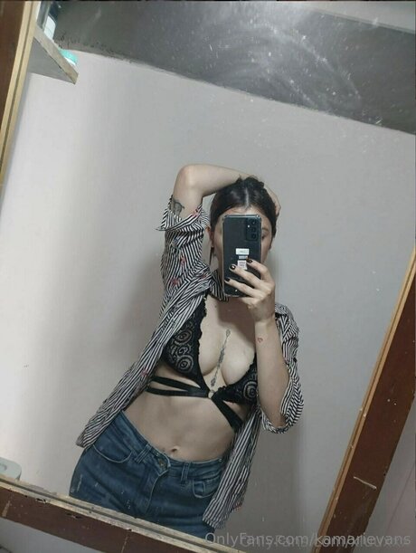 Kamarievans naked model image