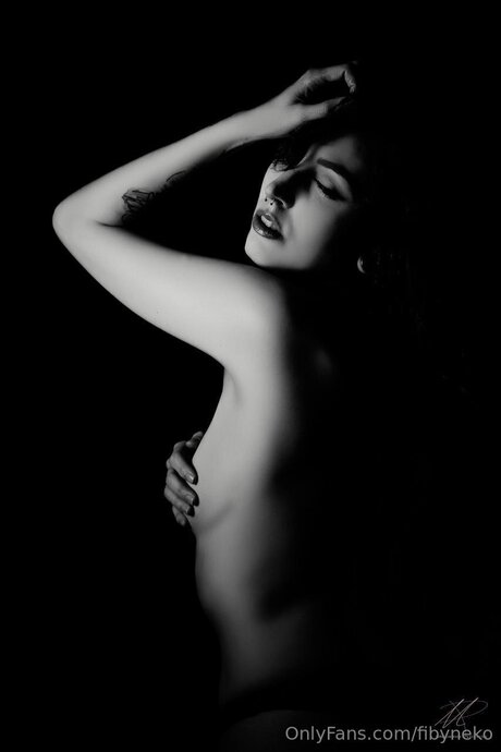 Fibyneko high quality model image