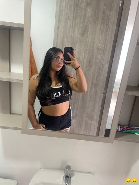 Kalalain model hot images