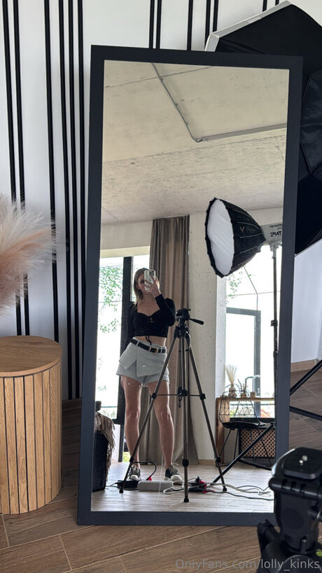 Lolly Kinks erotic actress pics