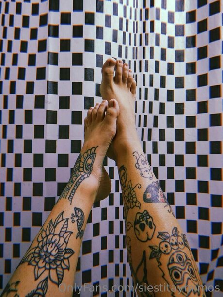 Siestitaymimos model adult pic