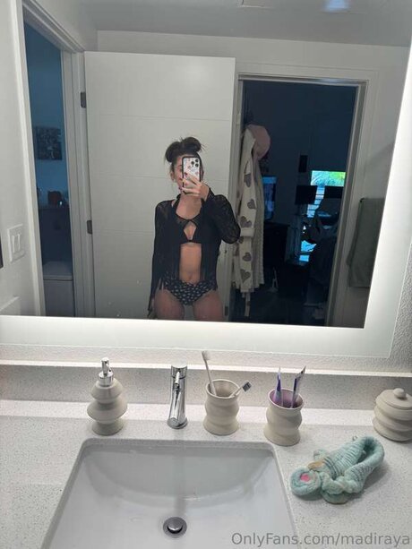 Laylarayaa hot model photo