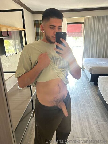 Aktivenattraktive pornstar naked image