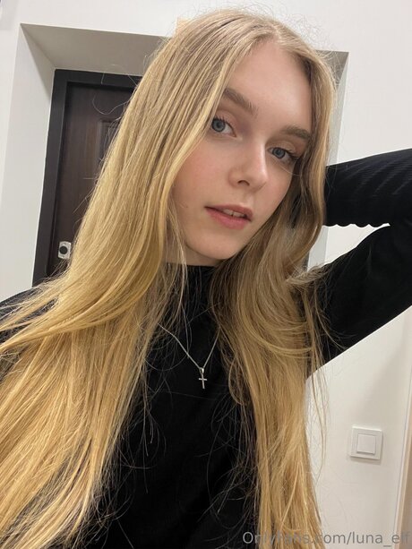 Arya Lune model high quality pic