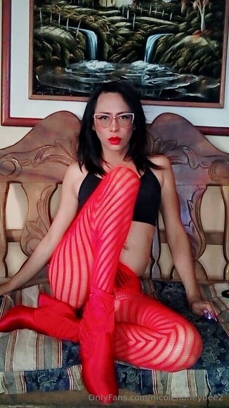 Nicolehoneybee2 hot model img